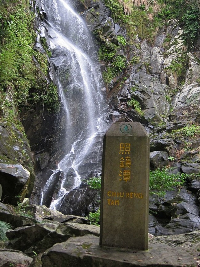 因為有靈異傳說,有人農曆七月唔敢去新娘潭。唉,21世紀,太空船可以飛到去冥王星,唔係仲信呢啲嘢呀?