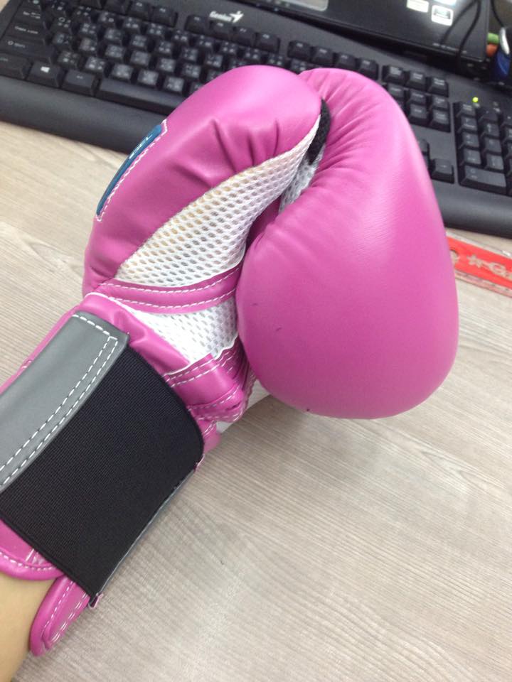 那是我粉紅的拳套呢~! 好看吧~!
