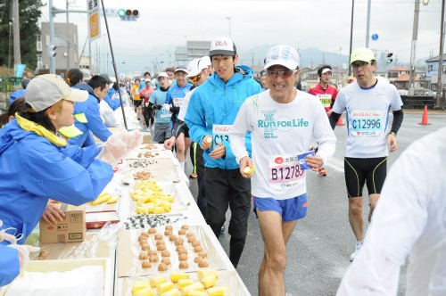 日本台灣的馬拉松比賽都有大量食品提供。