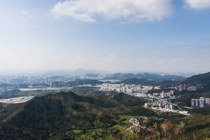 在紅花嶺山頂上看深圳市市區和香港的郊野