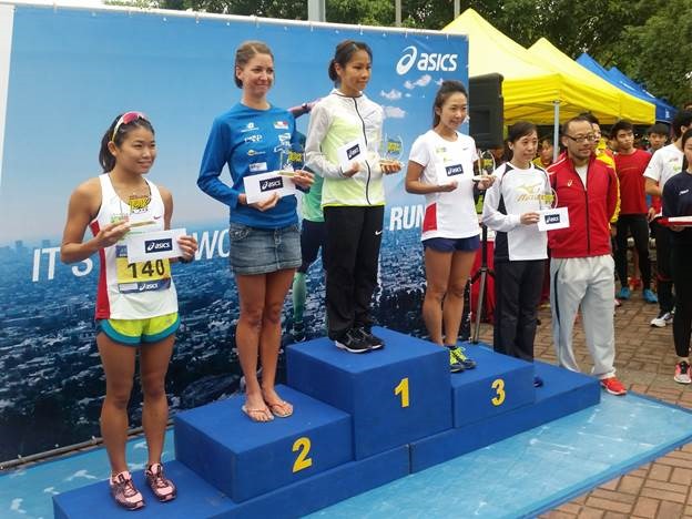 本地跑壇「一姐」姚潔貞勇奪《ASICS香港10公里挑戰賽》女子全場總冠軍，Jane Richards和江麗明（《渣打香港馬拉松2015》10公里賽女子總冠軍）分奪亞軍及季軍，張庭欣（左一）獲第四