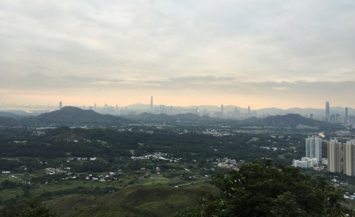 蝴蝶山上的風光，遠處的深圳市繁榮與香港的郊野呈強烈對比