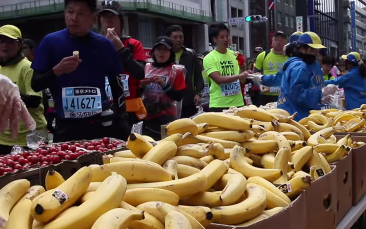 馬拉松比賽的補品站，香蕉是最常見食物。