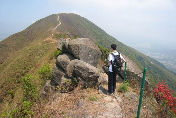 大刀刃山勢險要，山頂有香港難得一見嘅鐵造欄杆。
