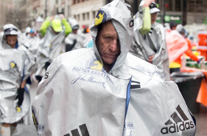 波士頓馬拉松有專用雨褸派，渣馬都係金級賽事，點解我哋仲要去7仔買雨褸?