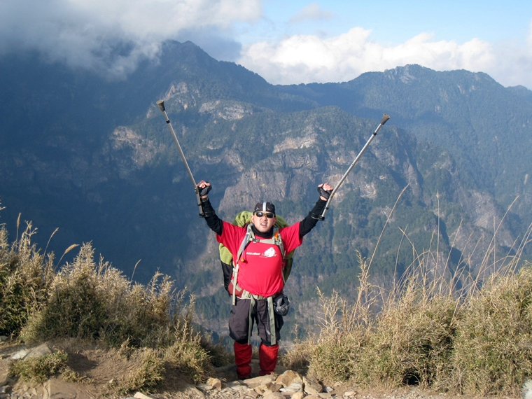戴建平以一腿二扙，成功征服海拔3000米的台灣雪山東峰。