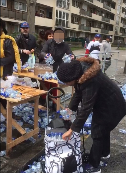 [柒出國際] 倫敦馬拉松居民搶水飲 1