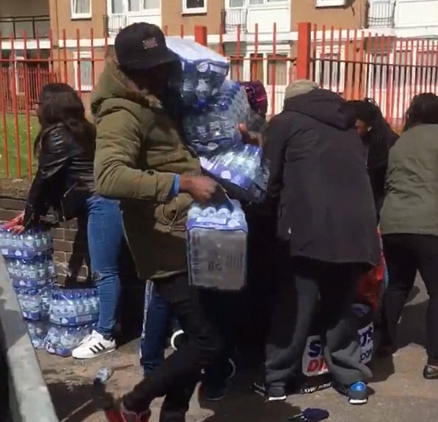 [柒出國際] 倫敦馬拉松居民搶水飲 3