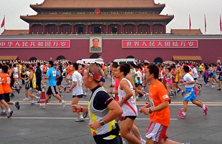 每年嘅北京馬拉松，參加者都要喺空氣污染之下競走。