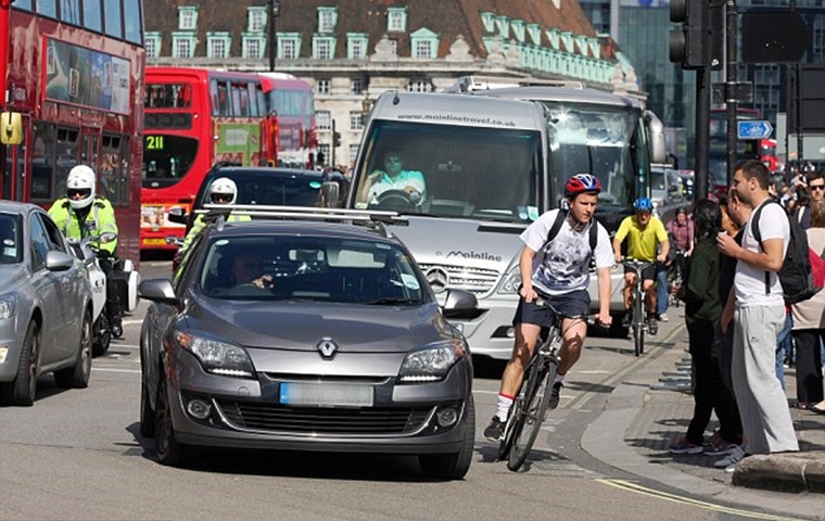 倫敦以單車代步嘅單車友多達60萬，26同46爭路嘅情況成日都見到。