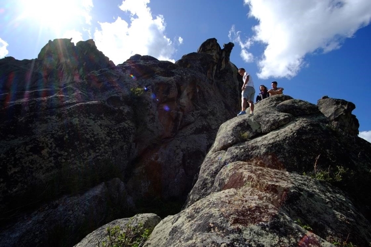 一嚐在新疆高原攀岩（圖片來源：小昭）*危險動作切勿模仿