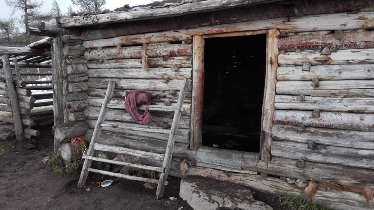 連同馬伕二十多人躲在唯一的小木屋內避雨（圖片來源：柏崙）