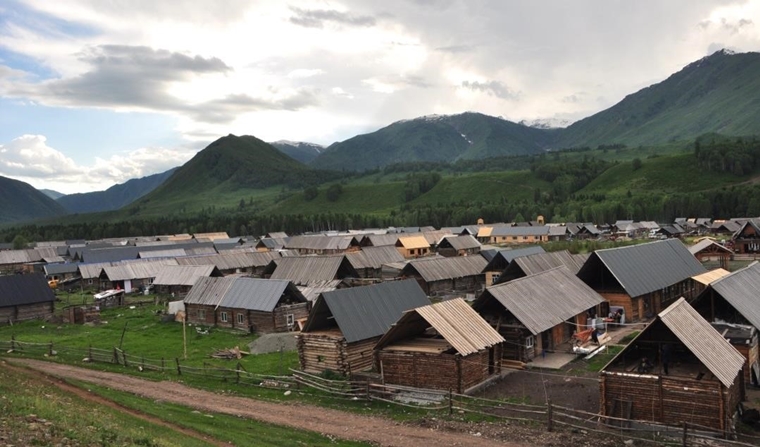 禾木村已從十年前的鄉郊小村落變成現在每天有旅遊大巴穿梭的小鎮（圖片來源：栢崙）