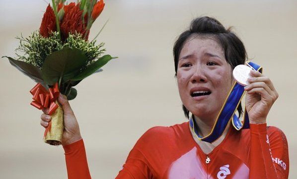 黃蘊瑤2010年亞運領取銀牌時，哭成淚人。