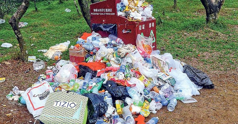 郊野公園垃圾當中，膠樽佔了大多數。 (網上圖片)