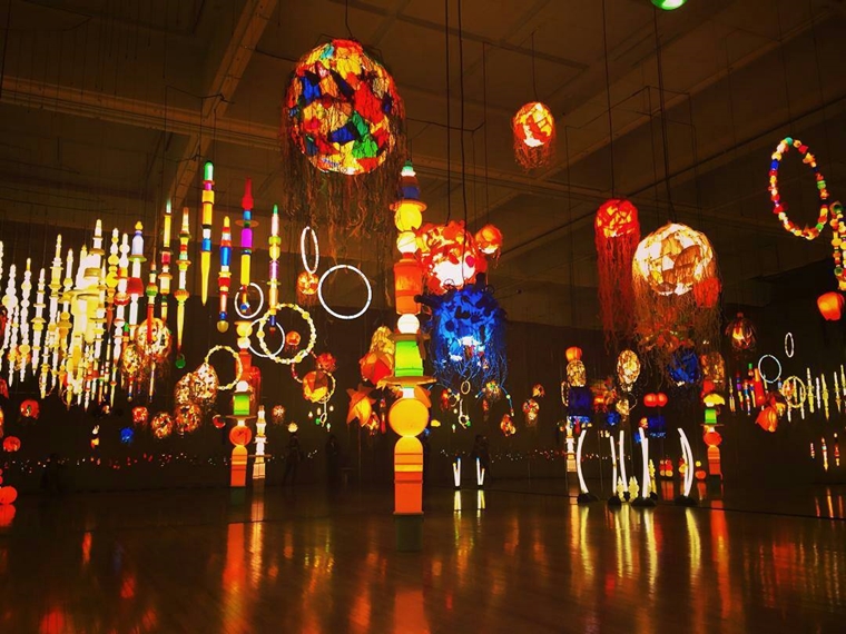 日本東京藝術博物館，將垃圾造成燈飾