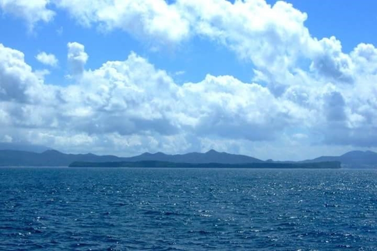 東平洲的外型平坦，就像一塊平台橫在水面（圖片來源：小昭）