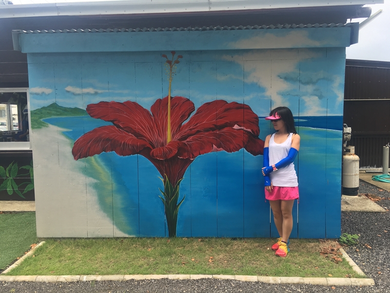 沿途有許多特色小店，牆㚈以油彩畫上了代表當地的熱帶水果和花卉圖案