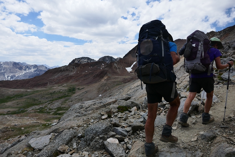 短途登山客一般使用較大較重的背包