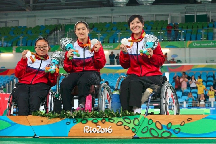 輪椅劍擊隊余翠怡（右起）、吳舒婷及陳蕊莊在女子重劍團體賽得銀牌。