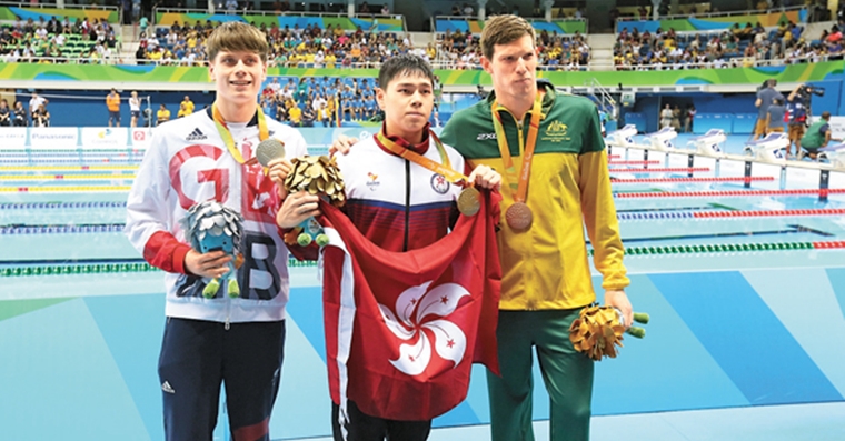 港將鄧韋樂在男子S14級200米自由泳力壓英國及澳洲泳手，為香港勇奪今屆殘奧第一金。
