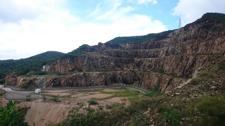 經過此礦場就是港島段最後一座山 – 小馬山。（圖片來源：小昭）