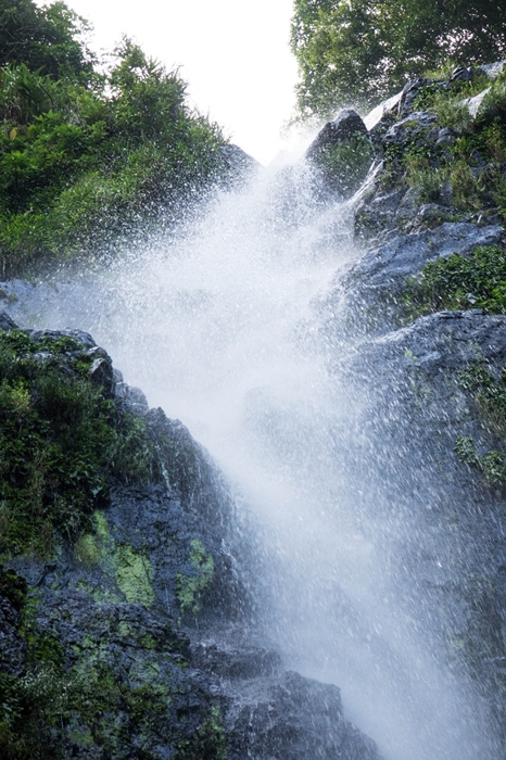主瀑頂部，水流與石頭擊撞出陣陣水花，即使在老遠外，身上也會沾上點點水滴