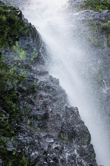 瀑布的中下段，水流更急速衝在巨石上，水聲嘩拉嘩拉的響，這是大自然顯示其威力的時間