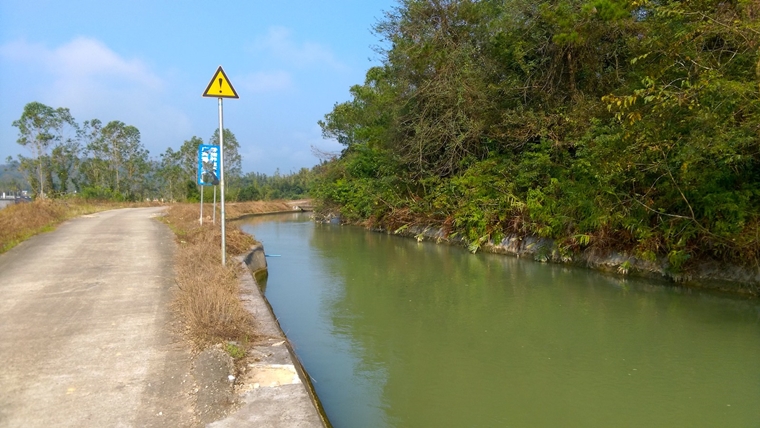 引水道隨處可見算是當地特色 — 從龍潭鎮往南昆山的鄉道的引水道。