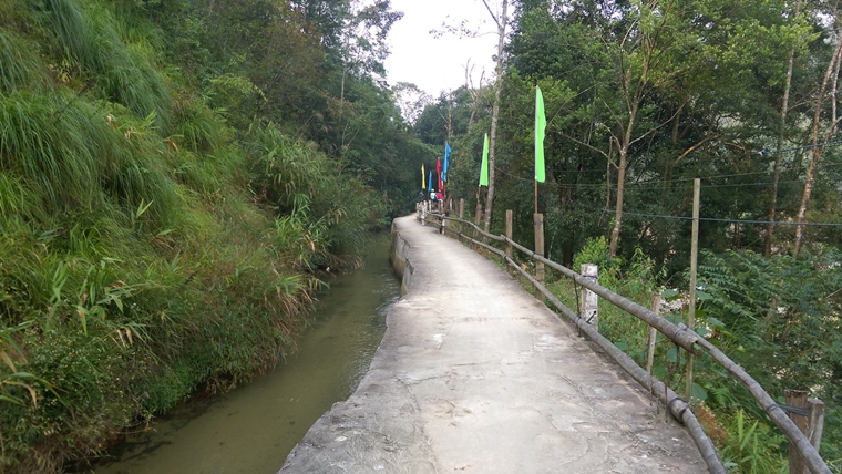 石河奇觀的入口是南昆山常見的引水道。