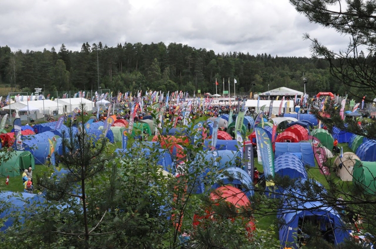  O-Ringen賽事中心的「營陣」和「旗海」，是它的一大特色。