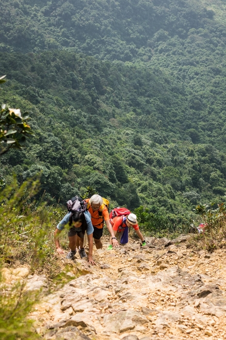 吊手岩最難行的一段路，行山者都是咬緊牙關奮力上爬。