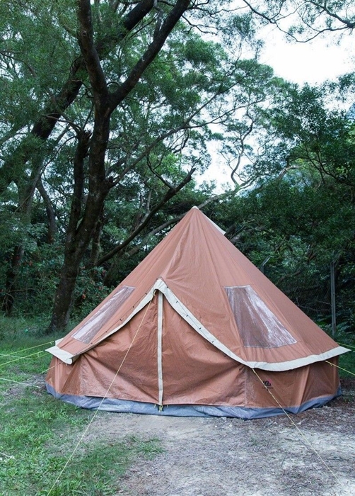 另一個細版的圓帳篷約最多可容納6人。
