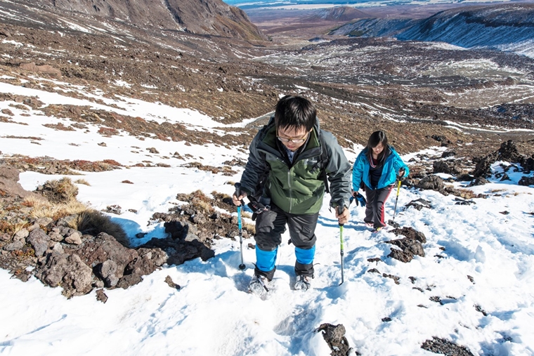 如計劃行雪山的朋友最好準備冰爪，避免滑倒。