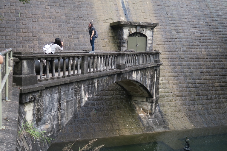 上水塘圓拱石橋處有欄杆圍住及警告指示，如想拍照便需多加小心。